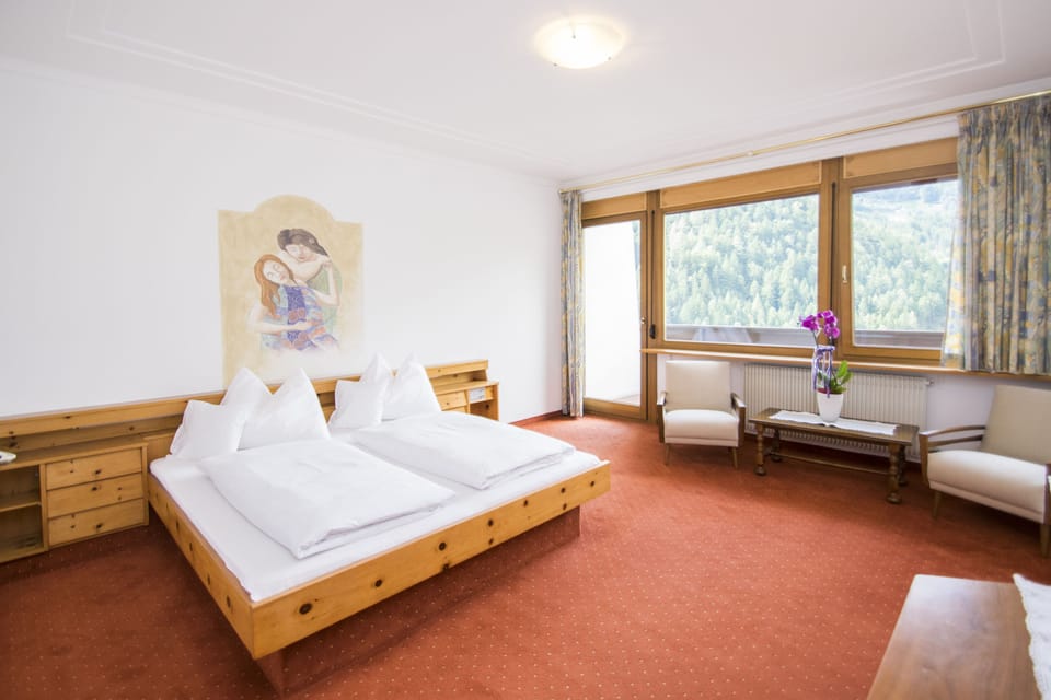 Comfort Double Room | Premium bedding, in-room safe, desk, blackout drapes