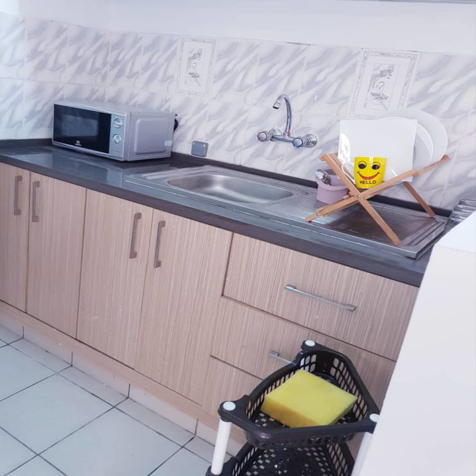 City Studio Suite | Private kitchen | Fridge, microwave, oven, stovetop