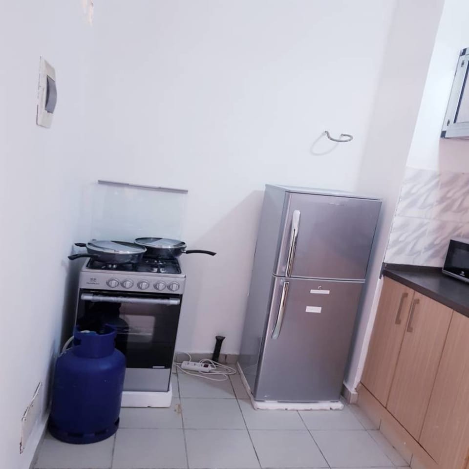 City Studio Suite | Private kitchen | Fridge, microwave, oven, stovetop