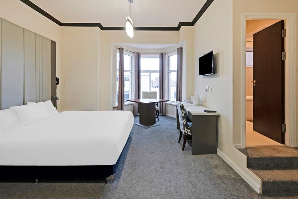 Standard Triple Room, Multiple Beds | Iron/ironing board, bed sheets