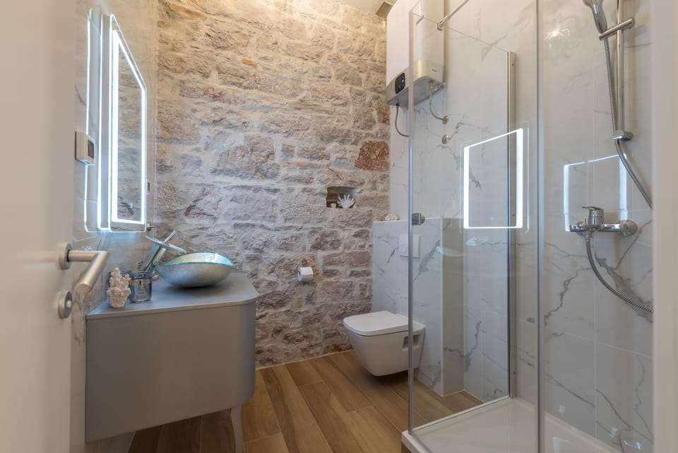 Design Double or Twin Room, 1 Bedroom(Room 15) | Bathroom | Shower, free toiletries, hair dryer, towels