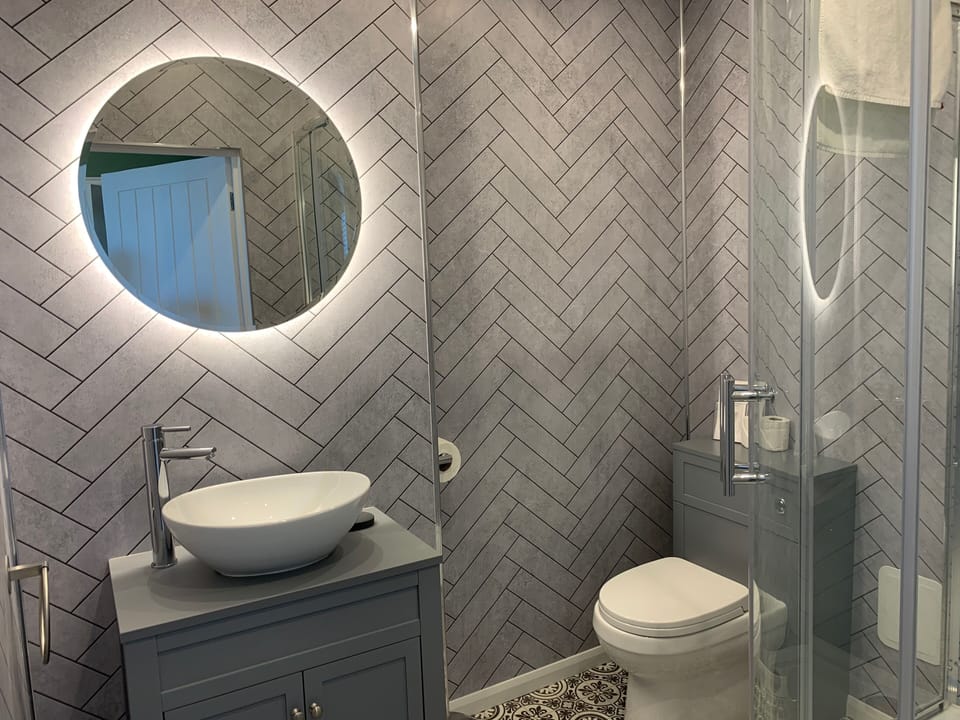 Deluxe Room | Bathroom | Shower, towels