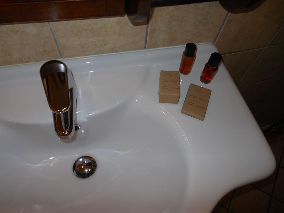 Triple Room | Bathroom | Free toiletries, hair dryer, towels