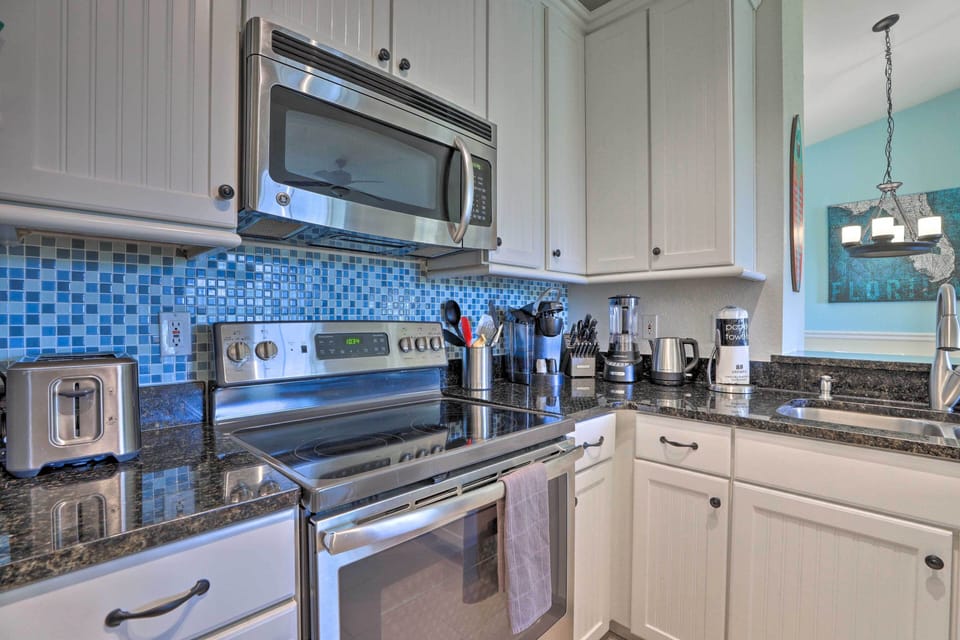 Kitchen | 3-Person Breakfast Bar | Cooking Basics