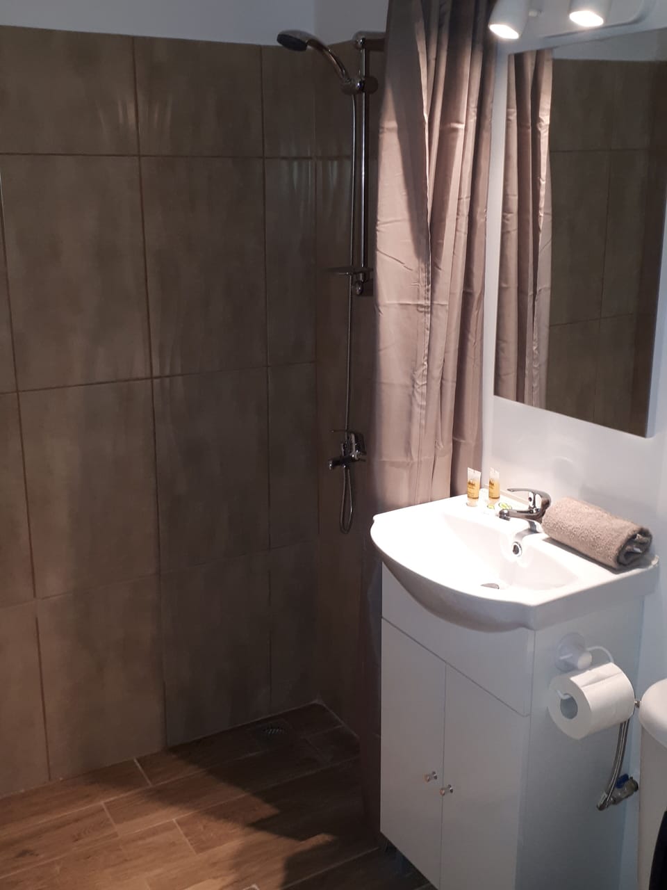Standard Twin Room | Blackout drapes, WiFi (free), bed sheets