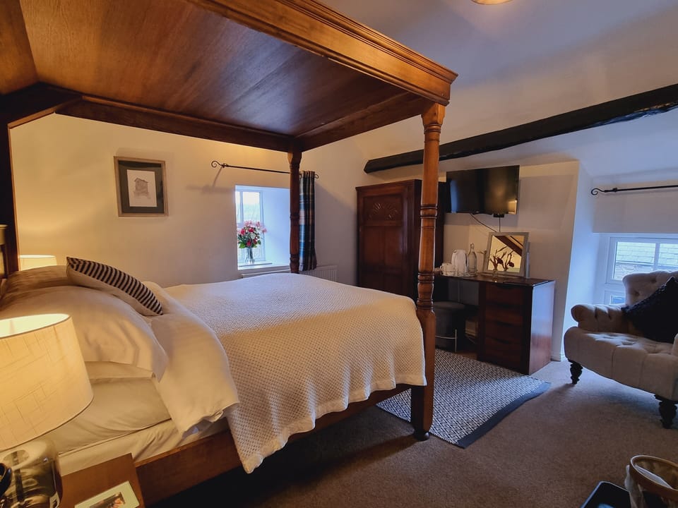 Double Room (Four Poster Bed, Room 6) | Individually decorated, individually furnished, desk, laptop workspace