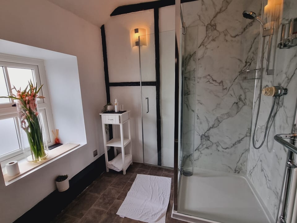 Double Room (Four Poster Bed, Room 6) | Bathroom | Shower, hair dryer, towels