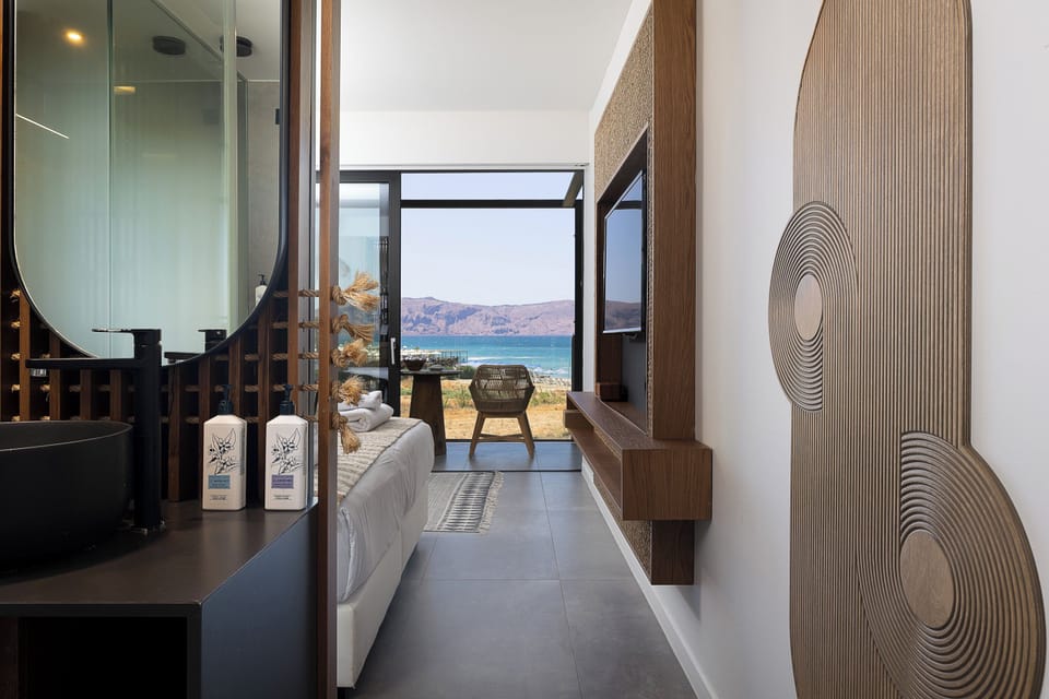 Premium Room, 1 Queen Bed, Sea View (Balcony) | Minibar, in-room safe, desk, laptop workspace