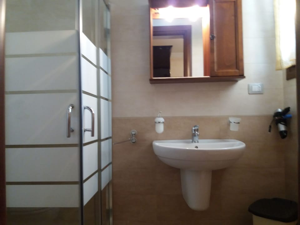 Double Room, Ensuite, Courtyard View | Bathroom | Shower, hair dryer, bidet