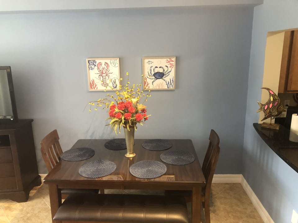 Dining area seats 6-8