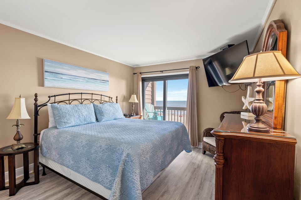 Oceanfront Master Bedroom w/1 King