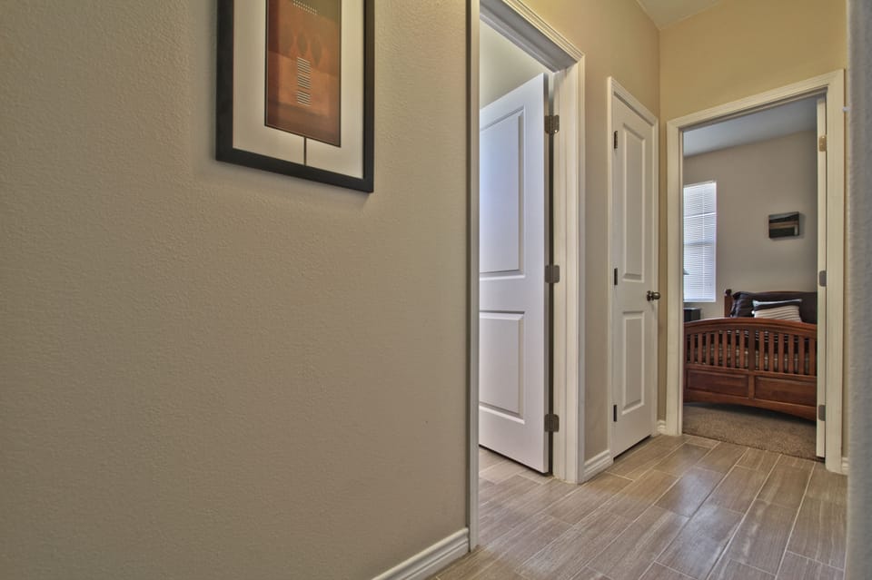 Hallway to bathroom and bedroom 3