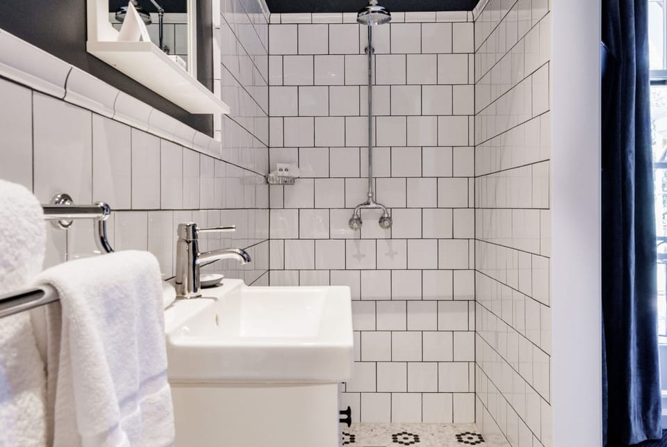 Queen Ensuite Room - Park View | Bathroom | Free toiletries, hair dryer, towels