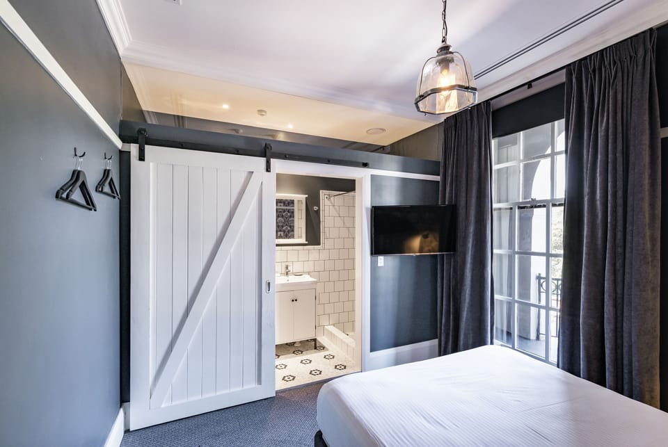 Queen Ensuite Room | Iron/ironing board, WiFi (free), bed sheets