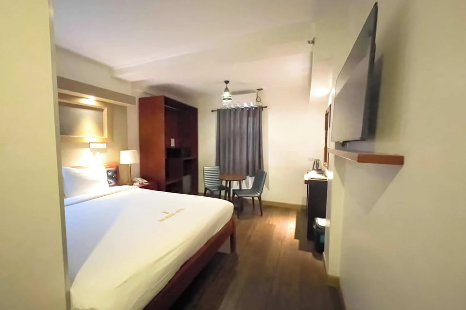 Standard Queen Room | Minibar, desk, free WiFi, bed sheets