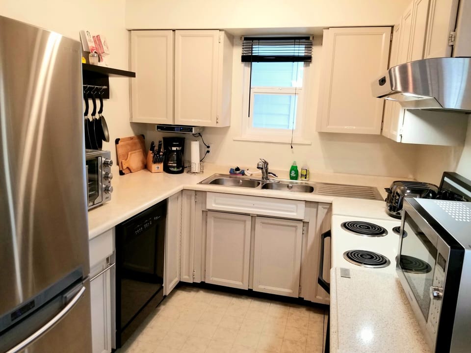 Kitchen w/ New fridge, oven/stove, double toaster, microwave, DW, toaster oven