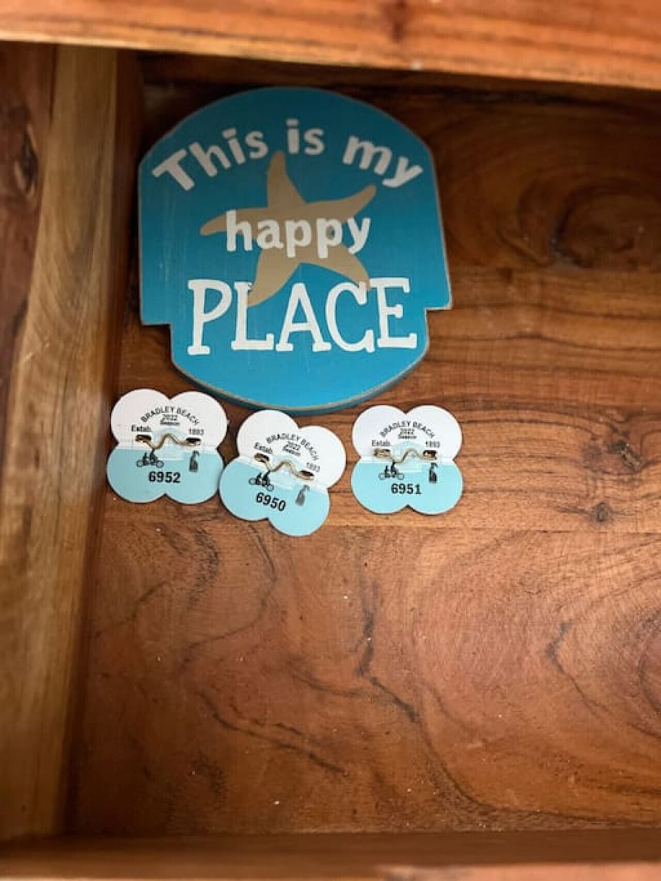 3 complimentary beach badges provided !  Seasonal badges