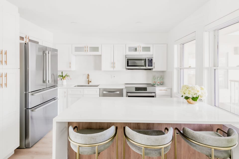 Custom kitchen with quartz counters, backsplash and Bosch Benchmark Induction