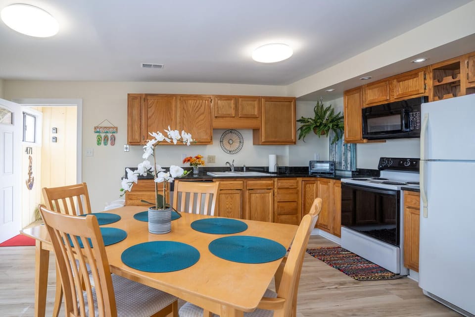 Kitchen & Dining area