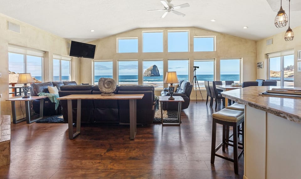 Welcome to your oasis with Haystack rock and the Pacific in your backyard!