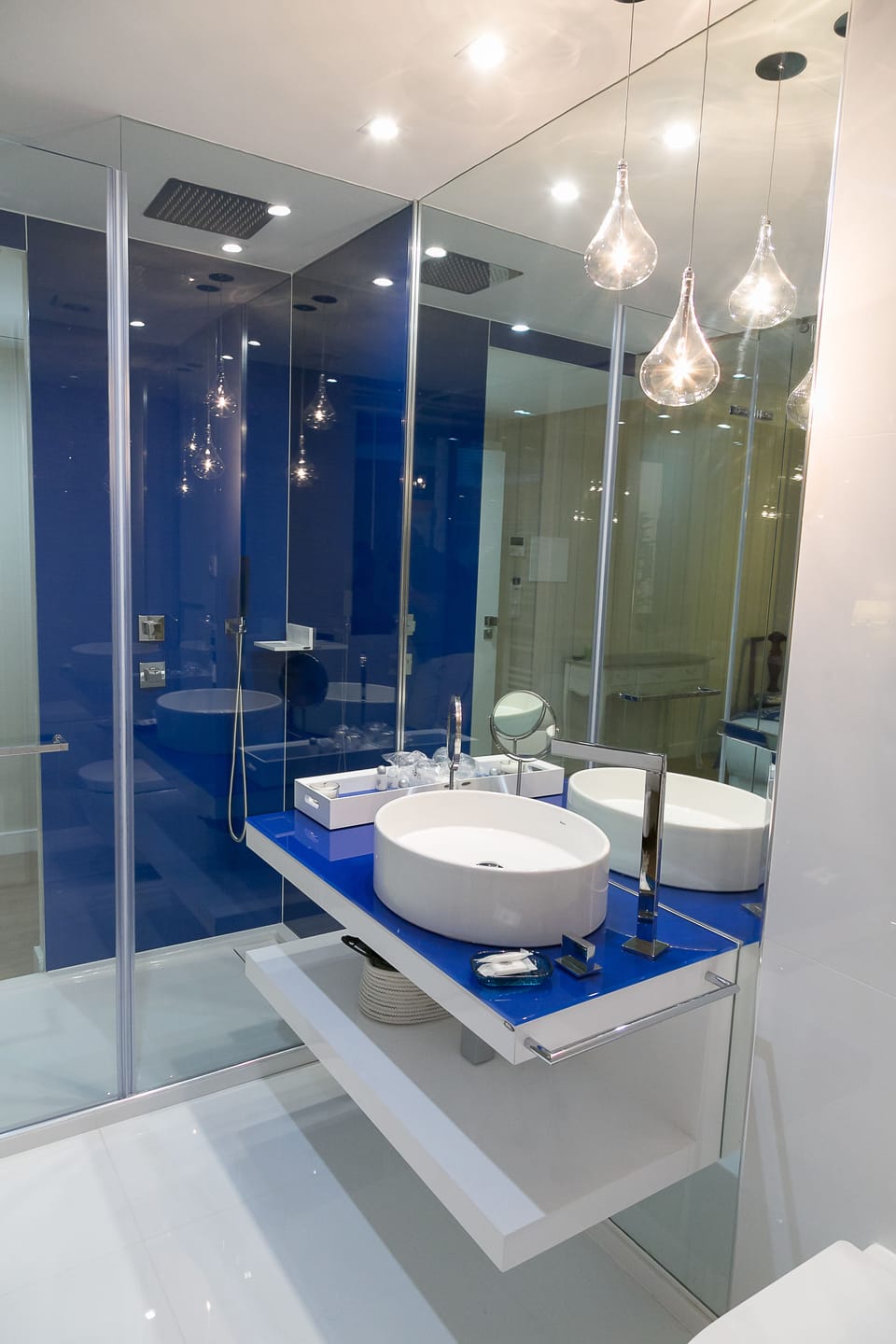 Superior Double or Twin Room | Bathroom | Shower, free toiletries, bidet, towels