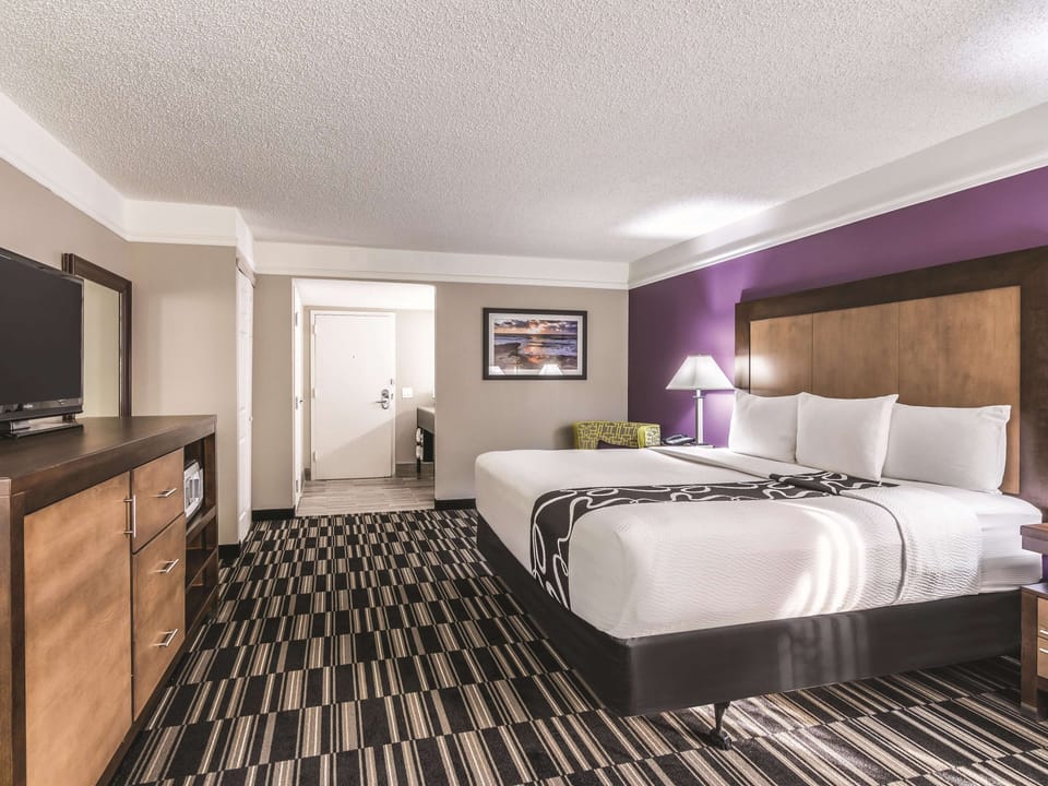 Studio Suite, 1 King Bed, Non Smoking | Premium bedding, pillowtop beds, blackout drapes, iron/ironing board