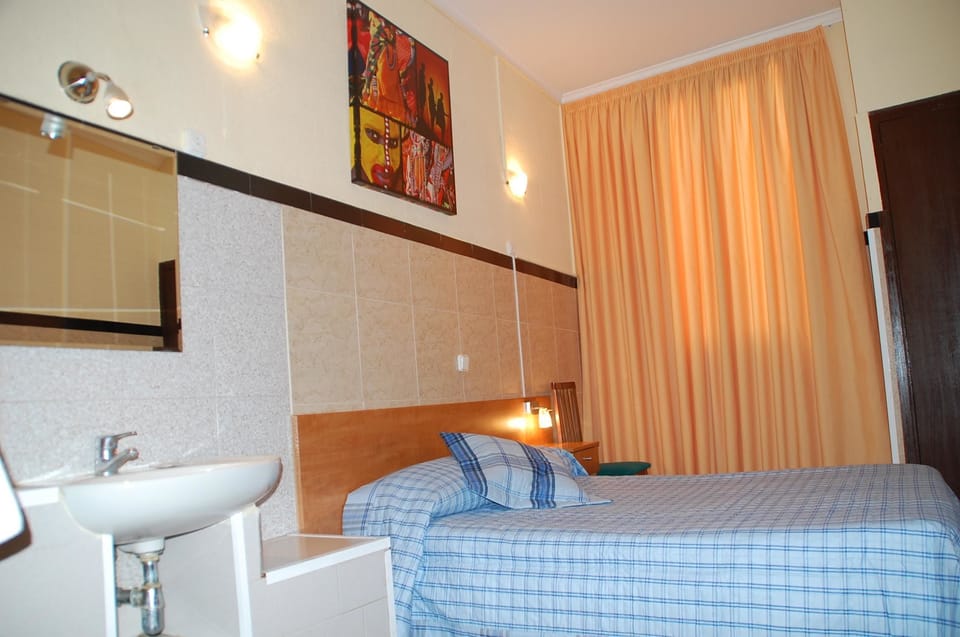 Double Room, Shared Bathroom | Blackout drapes, free WiFi