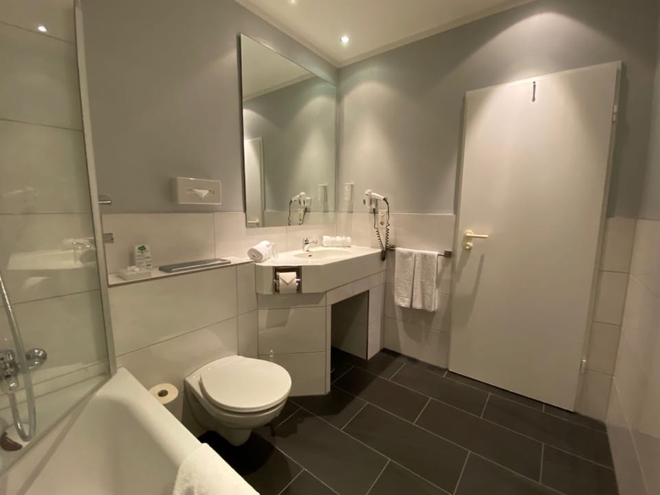 Family Room | Bathroom | Combined shower/tub, eco-friendly toiletries, hair dryer, towels