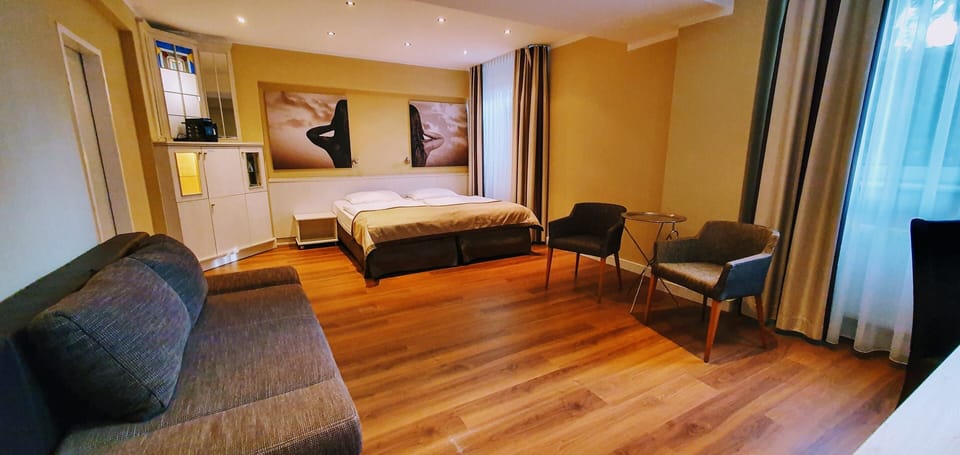 Comfort Double Room | Living room | 28-inch flat-screen TV with satellite channels, TV