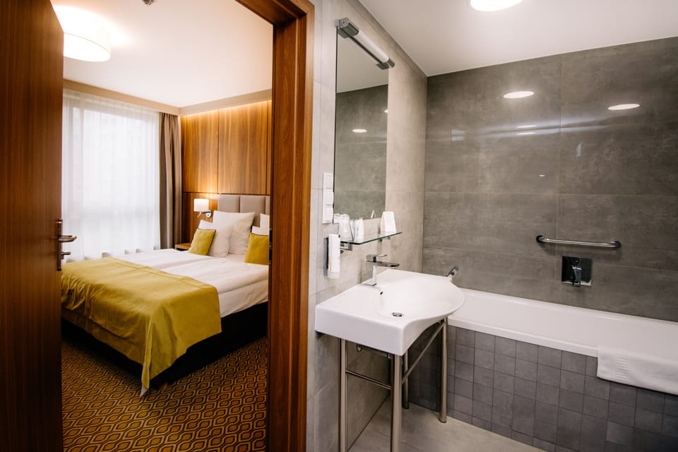 Apartment | Hypo-allergenic bedding available, minibar, desk, laptop workspace