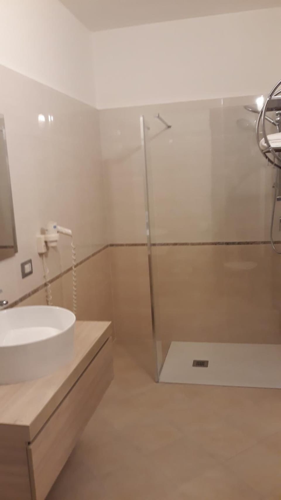Shower, free toiletries, hair dryer, bidet