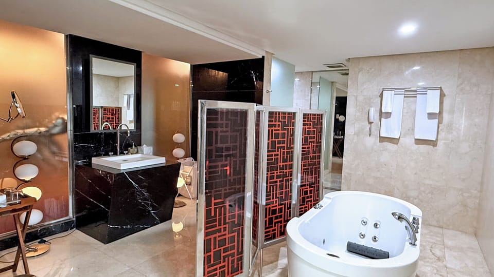 EXP - Presidential Suite | Bathroom | Shower, free toiletries, hair dryer, slippers
