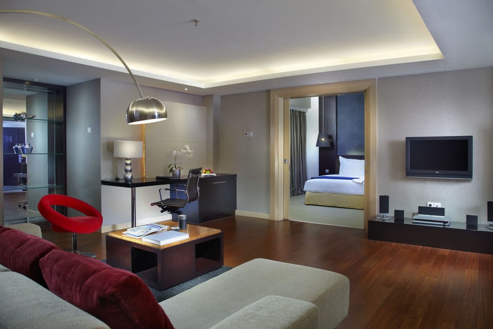 EXP - Executive Suite | Living area | LCD TV