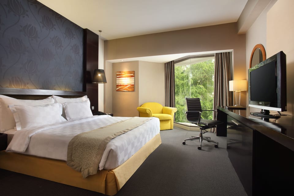 EXP - Executive Suite | Minibar, in-room safe, desk, laptop workspace