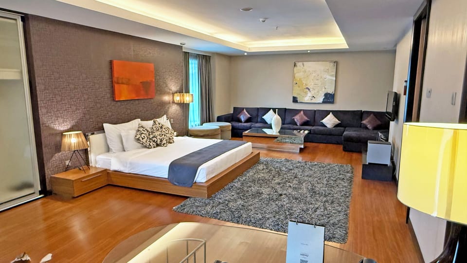 EXP - Presidential Suite | Minibar, in-room safe, desk, laptop workspace