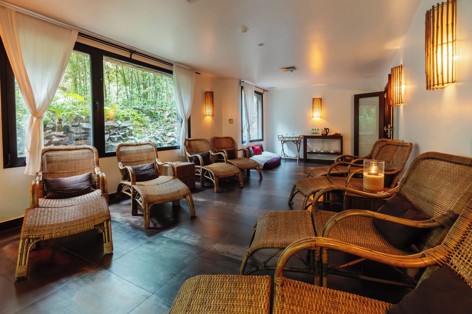 Couples treatment rooms, sauna, hot tub, steam room, body treatments