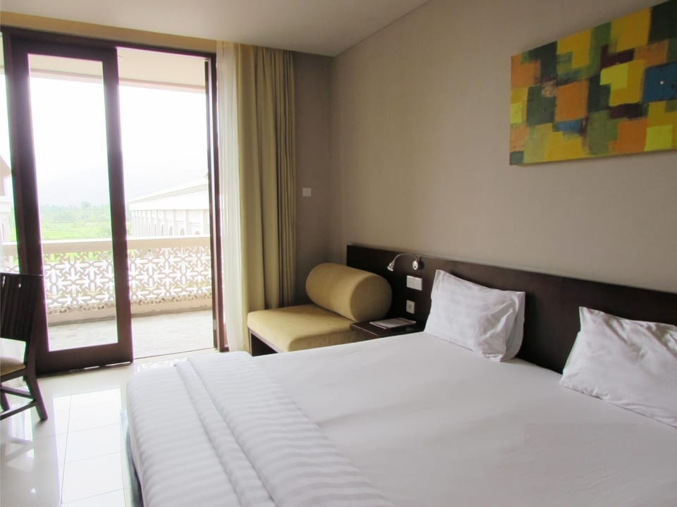 Minibar, rollaway beds (surcharge), WiFi (free)