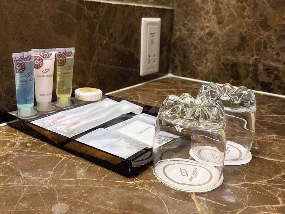 Combined shower/tub, free toiletries, hair dryer, slippers