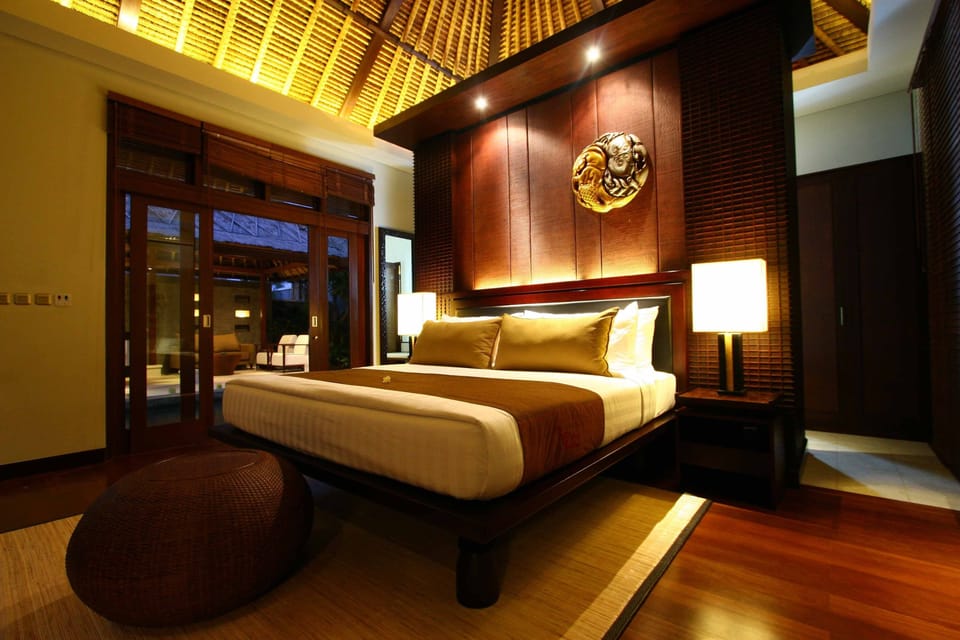 Premium bedding, in-room safe, desk, iron/ironing board