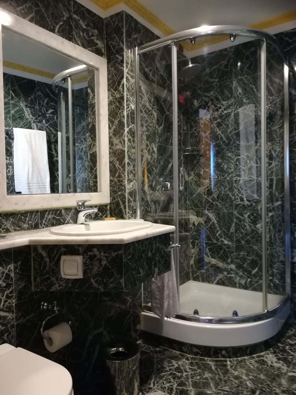 Bathtub, free toiletries, hair dryer, bidet
