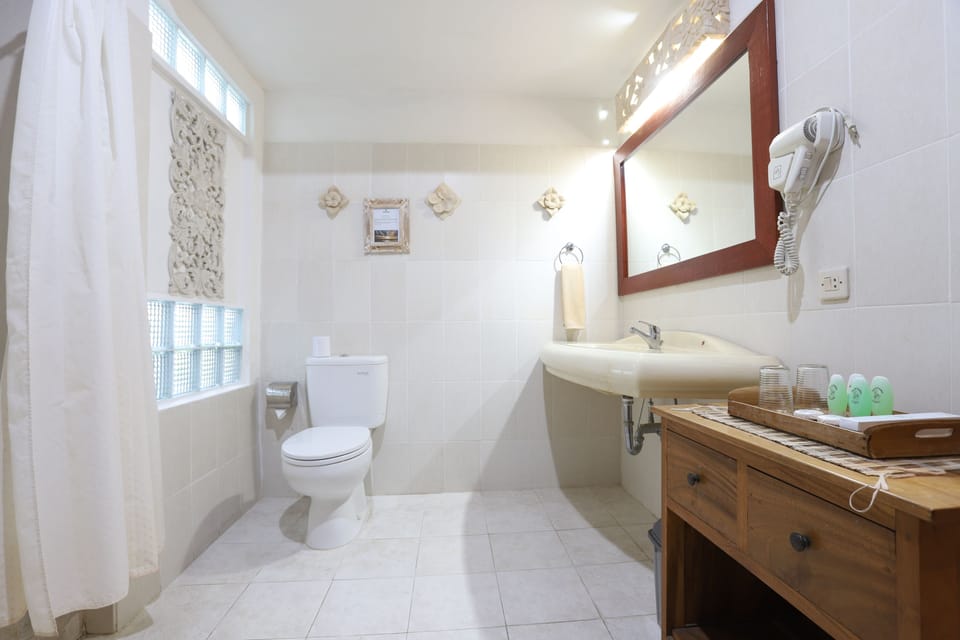 Deluxe Room | Bathroom | Free toiletries, hair dryer, towels
