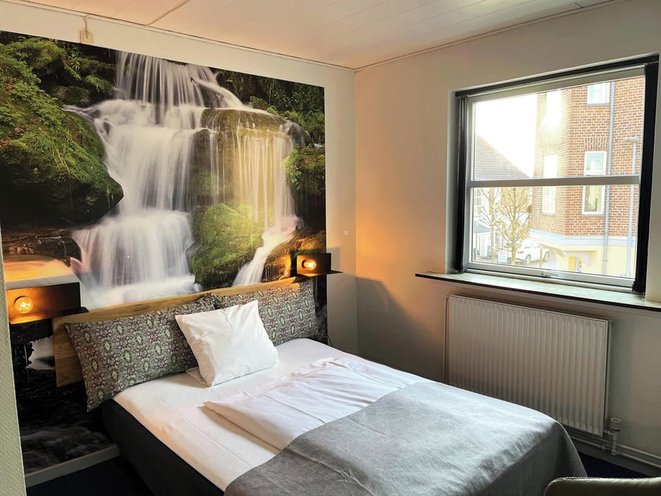 Junior Double Room (Bed 140 cm wide) | Desk, iron/ironing board, free WiFi, bed sheets