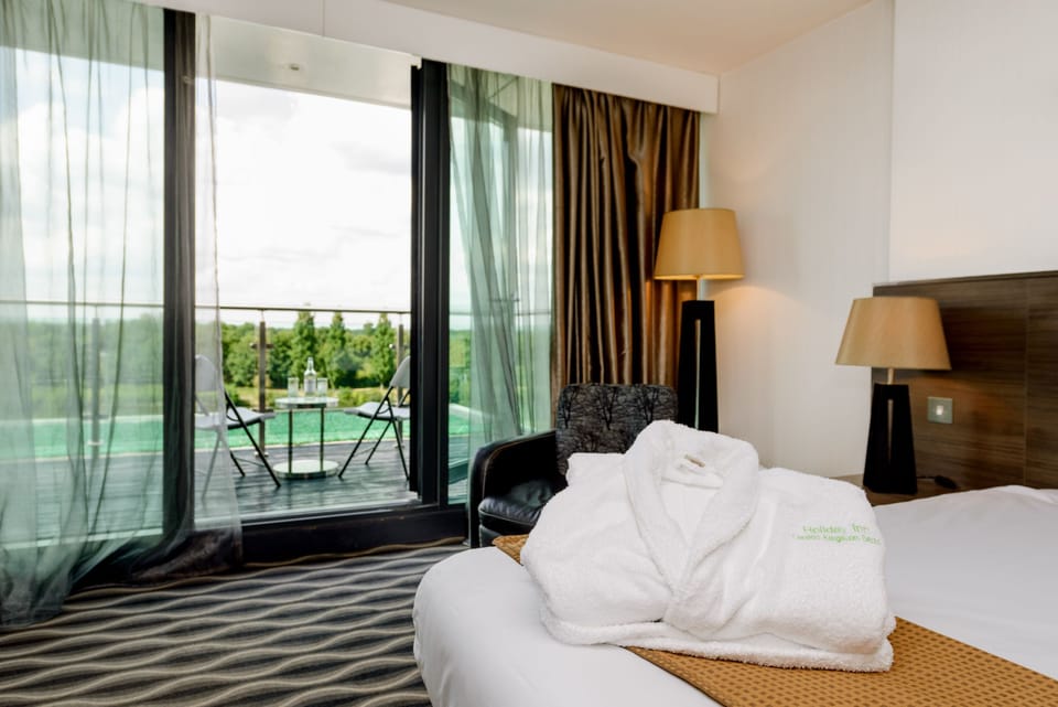 Hypo-allergenic bedding, in-room safe, desk, blackout drapes