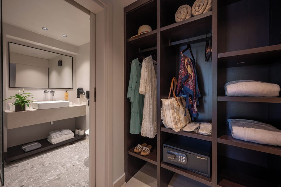 Shower, rainfall showerhead, free toiletries, hair dryer
