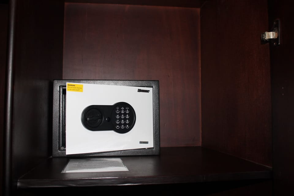 Family Room | Desk, free WiFi