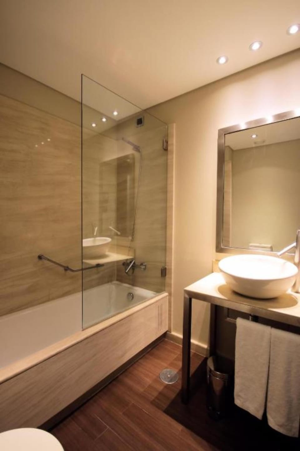 Economy Double Room | Bathroom | Deep soaking tub, hair dryer, bidet, towels