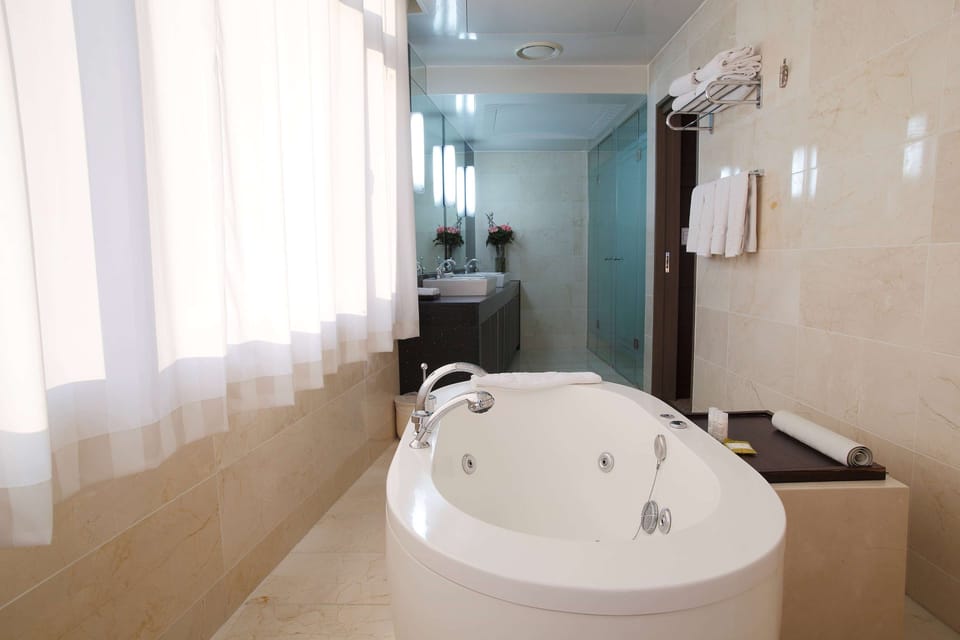Suite, 1 Queen Bed, Hot Tub | Bathroom | Combined shower/tub, free toiletries, hair dryer, bathrobes