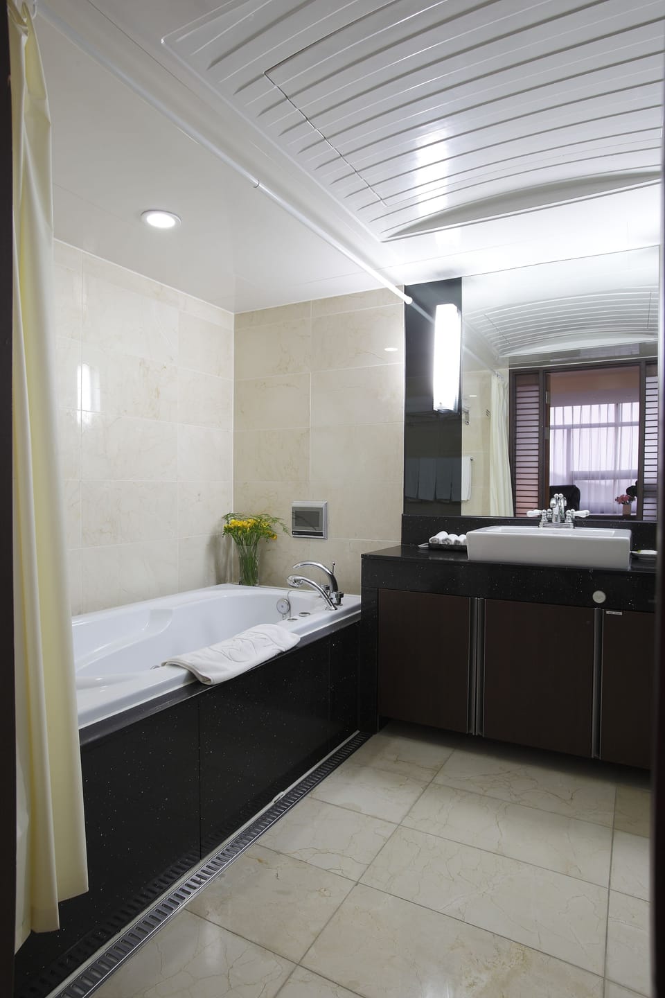 Suite, 1 Queen Bed, Hot Tub | Bathroom | Combined shower/tub, free toiletries, hair dryer, bathrobes