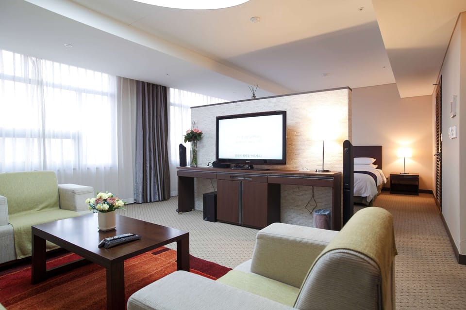 Minibar, in-room safe, desk, free WiFi