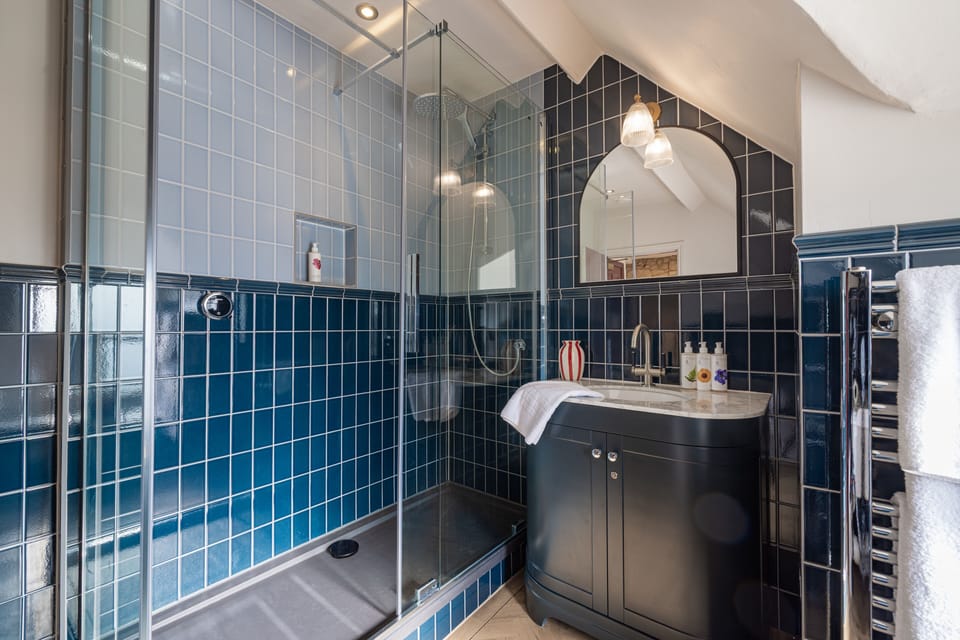 Standard Double Room | Bathroom | Free toiletries, hair dryer, towels